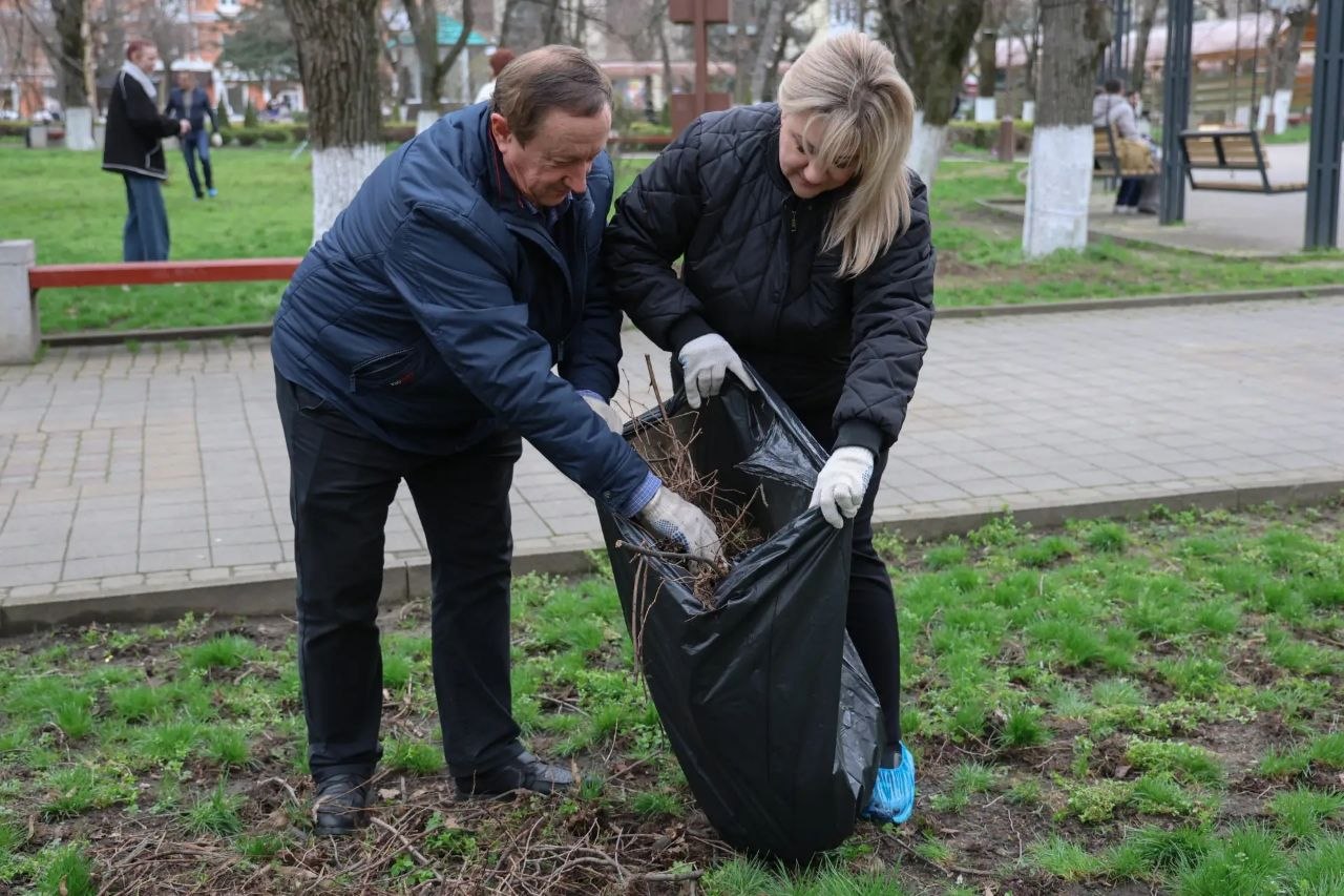 В АРМАВИРЕ ПРОШЕЛ ОБЩЕГОРОДСКОЙ СУББОТНИК