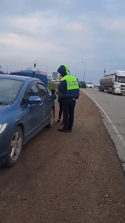 Дорожные полицейские Каневского района желают нашим подписчикам безопасных выходных и напоминают о необходимости проверки транспортного средства перед дальней дорогой