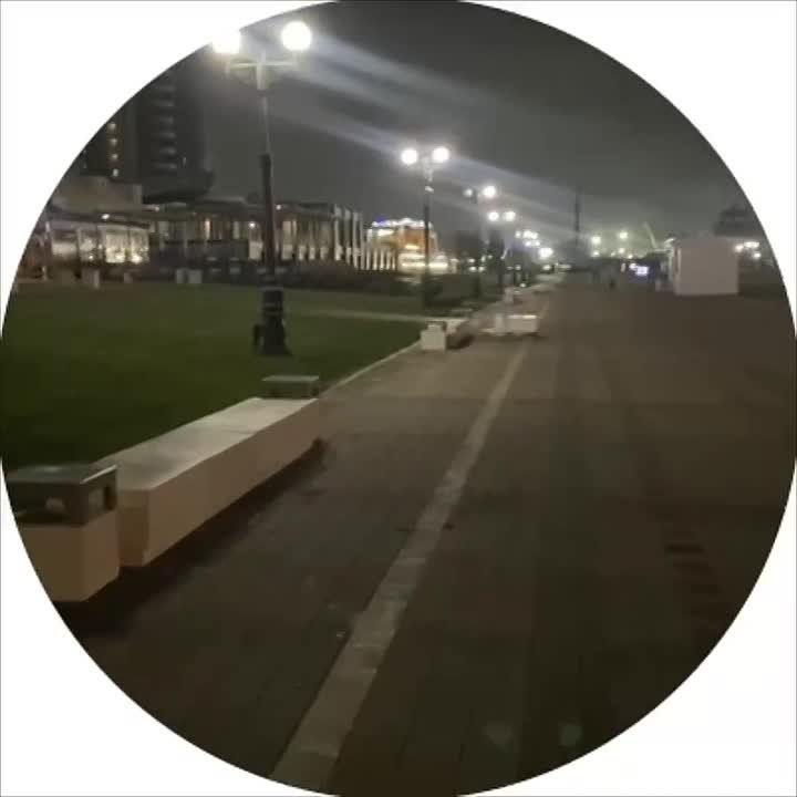 В Новороссийске новые скамейки начали ставить прямо на велодорожке