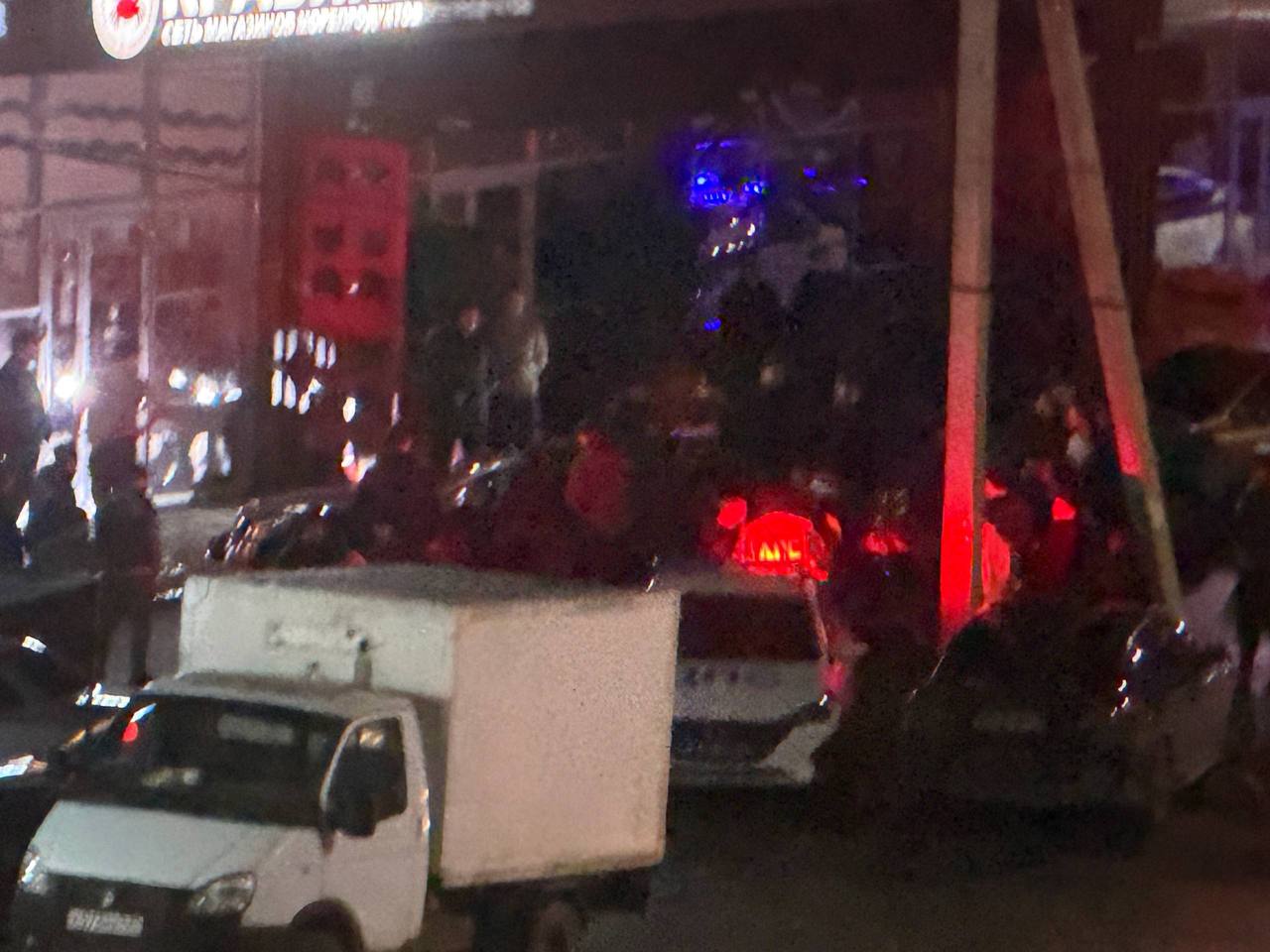 Конфликт из-за въехавшей в фасад кафе машины произошел в пригороде Краснодара