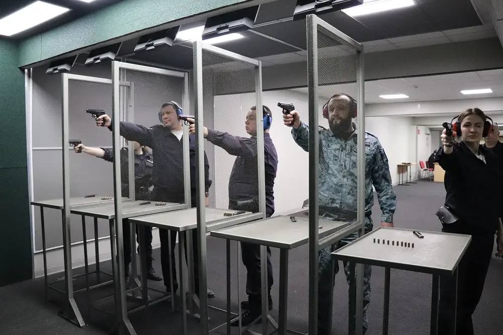 Сотрудники транспортной полиции ЮФО соревновались в стрельбе из пистолета Макарова