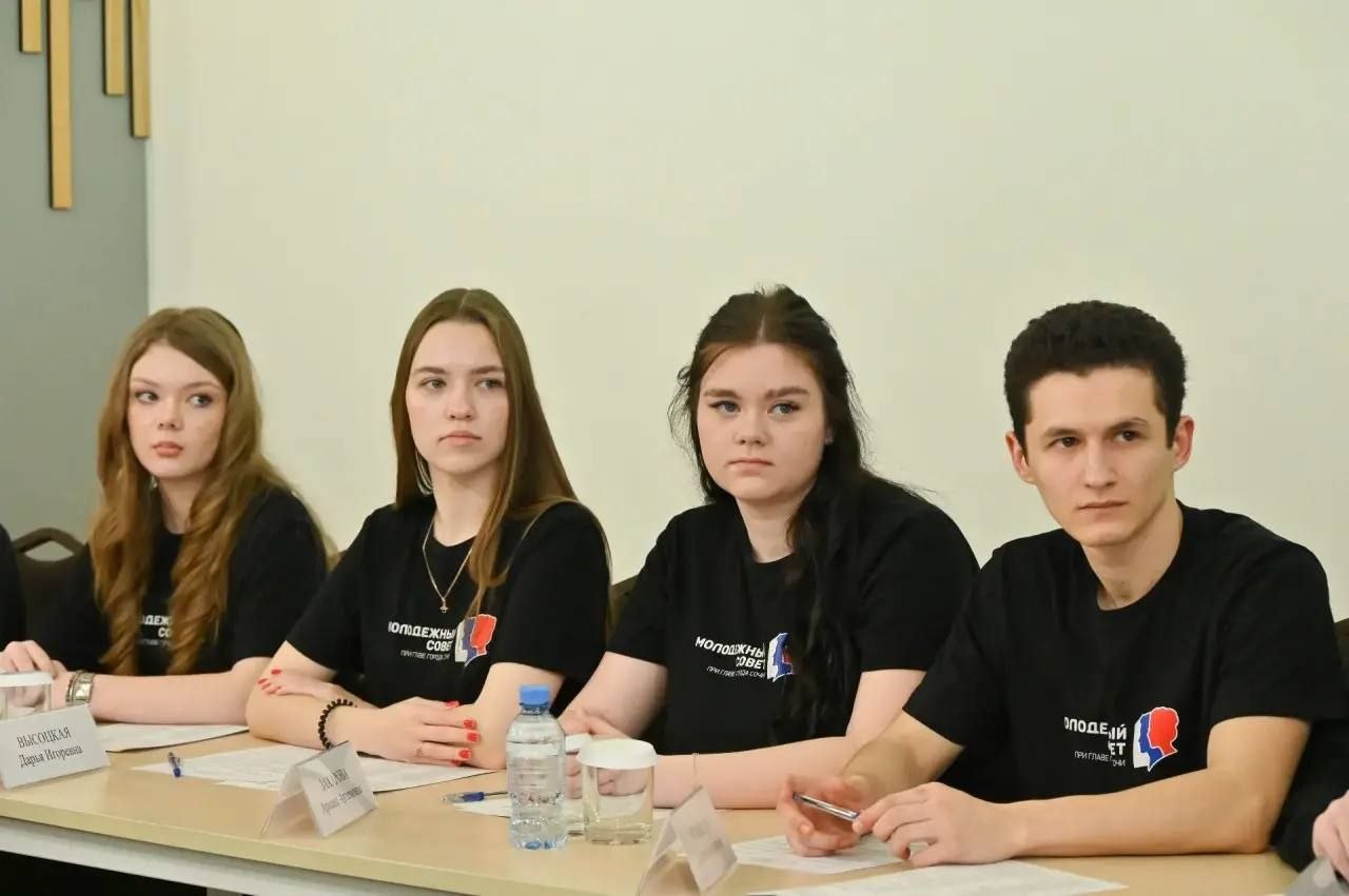 Глава Сочи Андрей Прошунин принял участие в заседании Молодежного совета Глава Сочи Андрей Прошунин принял участие в заседании Молодежного совета