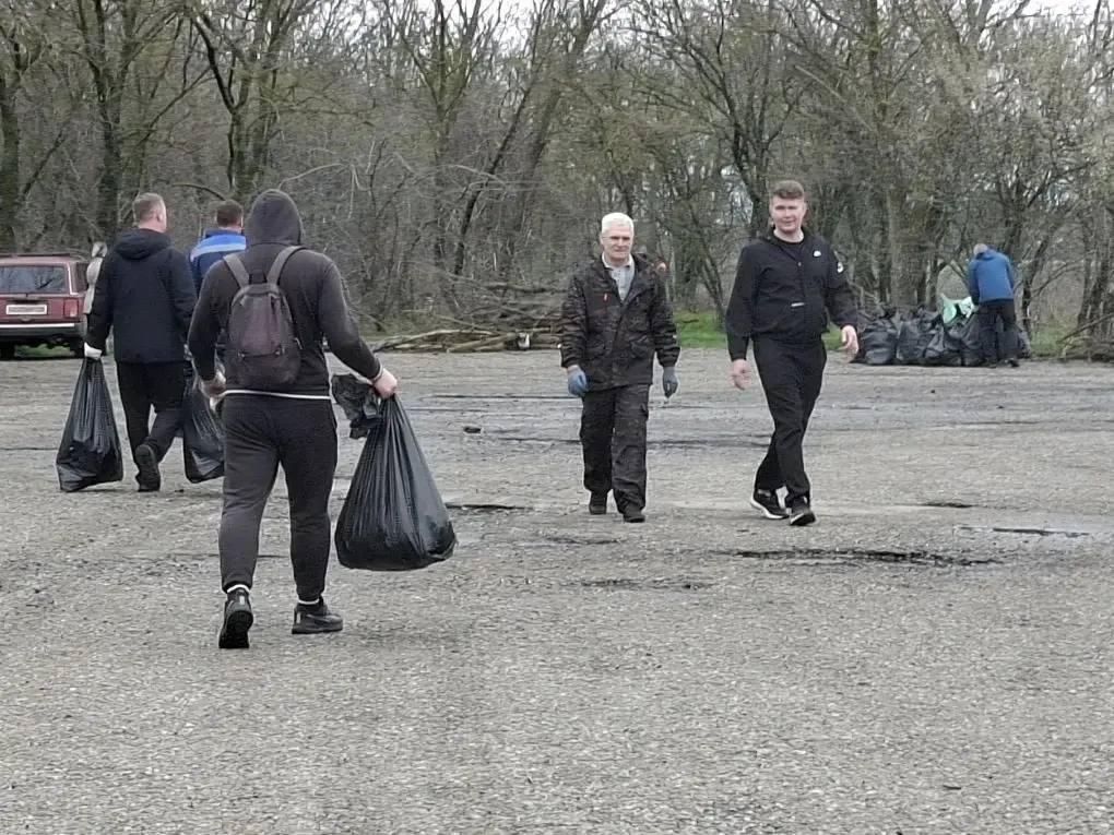Сегодня сотрудники городской администрации, подведомственных учреждений и организаций, представители общественного самоуправления приняли участие во Всекубанском субботнике и убрали территорию вдоль главного гостевого... Сегодня сотрудники городской администрации, подведомственных учреждений и организаций, представители общественного самоуправления приняли участие во Всекубанском субботнике и убрали территорию вдоль главного гостевого...