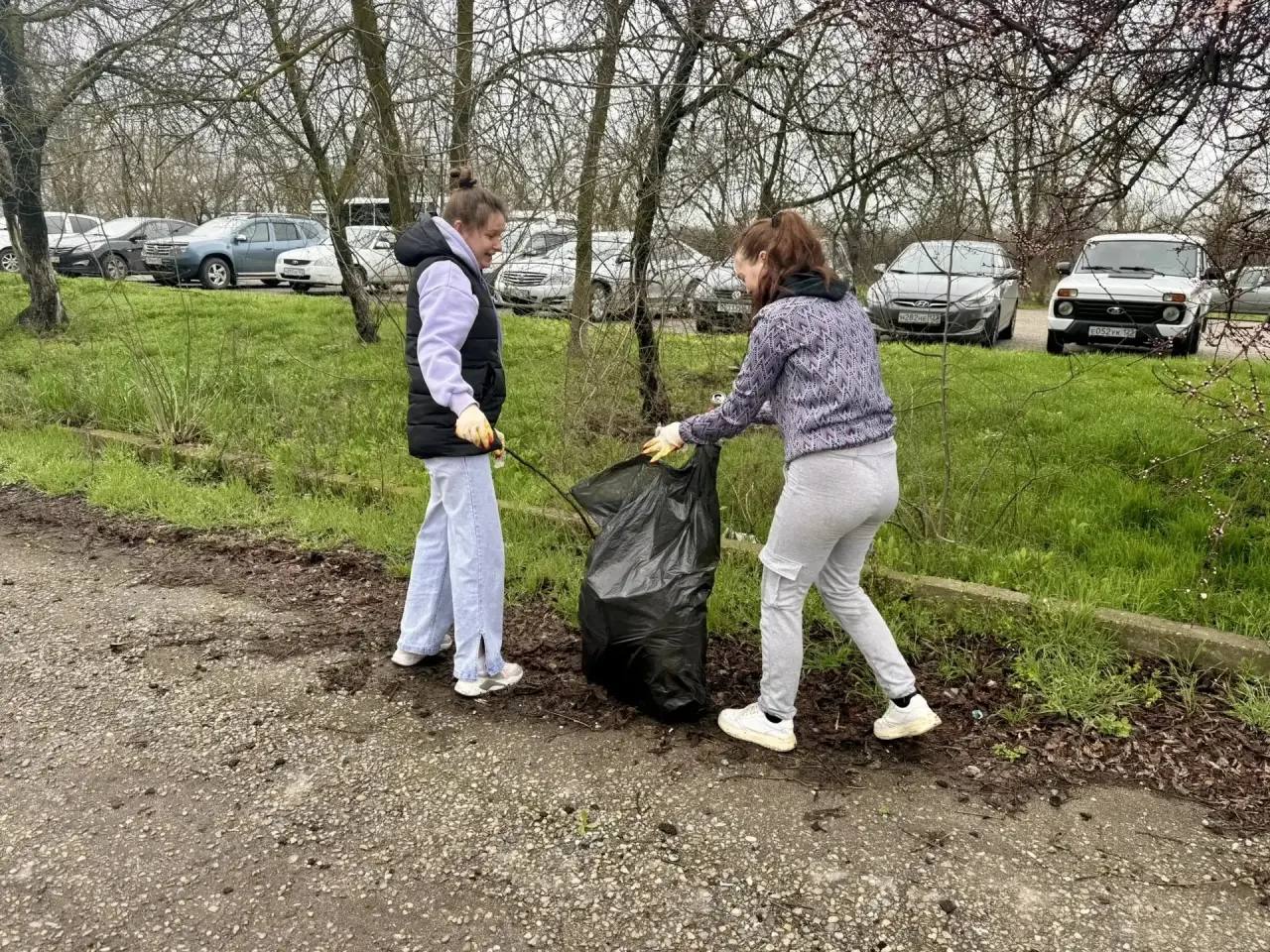 Сегодня сотрудники городской администрации, подведомственных учреждений и организаций, представители общественного самоуправления приняли участие во Всекубанском субботнике и убрали территорию вдоль главного гостевого... Сегодня сотрудники городской администрации, подведомственных учреждений и организаций, представители общественного самоуправления приняли участие во Всекубанском субботнике и убрали территорию вдоль главного гостевого...