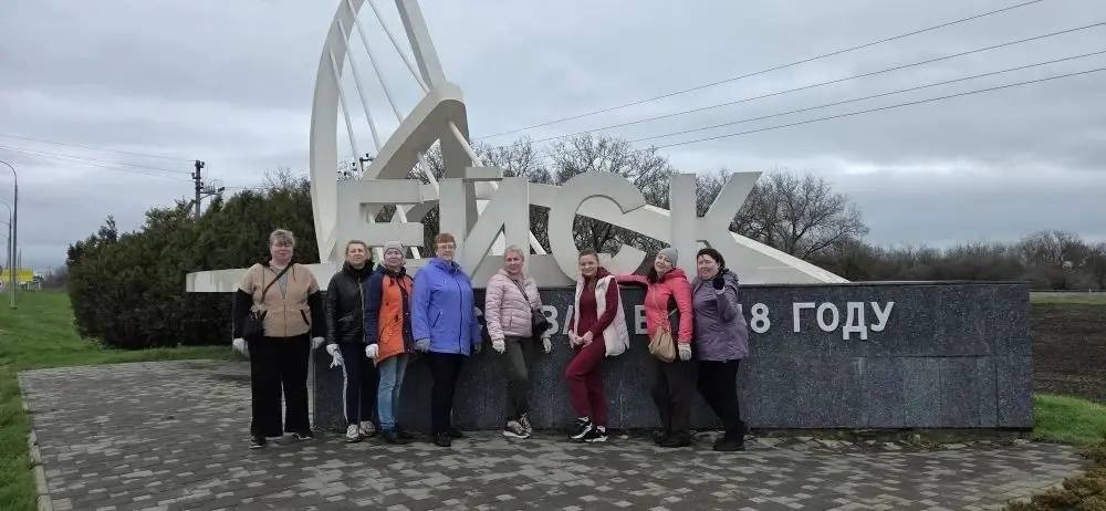 Сегодня сотрудники городской администрации, подведомственных учреждений и организаций, представители общественного самоуправления приняли участие во Всекубанском субботнике и убрали территорию вдоль главного гостевого...