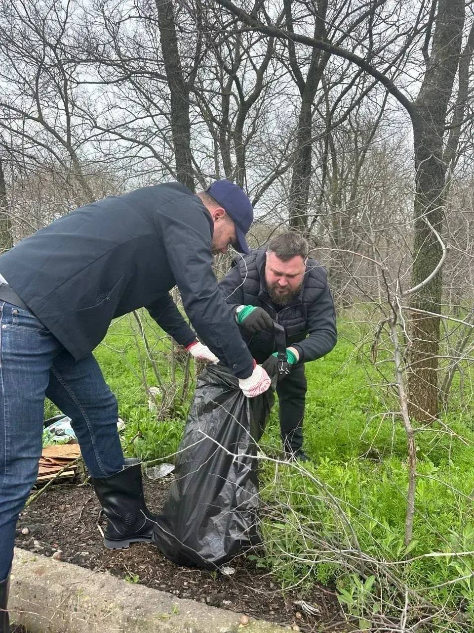 Сегодня сотрудники городской администрации, подведомственных учреждений и организаций, представители общественного самоуправления приняли участие во Всекубанском субботнике и убрали территорию вдоль главного гостевого... Сегодня сотрудники городской администрации, подведомственных учреждений и организаций, представители общественного самоуправления приняли участие во Всекубанском субботнике и убрали территорию вдоль главного гостевого...