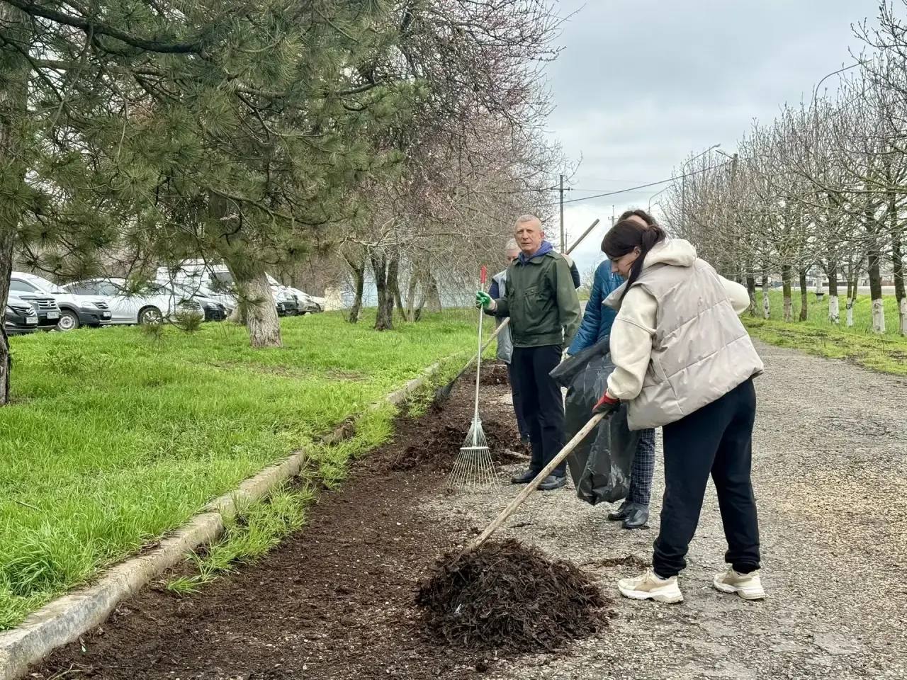 Сегодня сотрудники городской администрации, подведомственных учреждений и организаций, представители общественного самоуправления приняли участие во Всекубанском субботнике и убрали территорию вдоль главного гостевого... Сегодня сотрудники городской администрации, подведомственных учреждений и организаций, представители общественного самоуправления приняли участие во Всекубанском субботнике и убрали территорию вдоль главного гостевого...