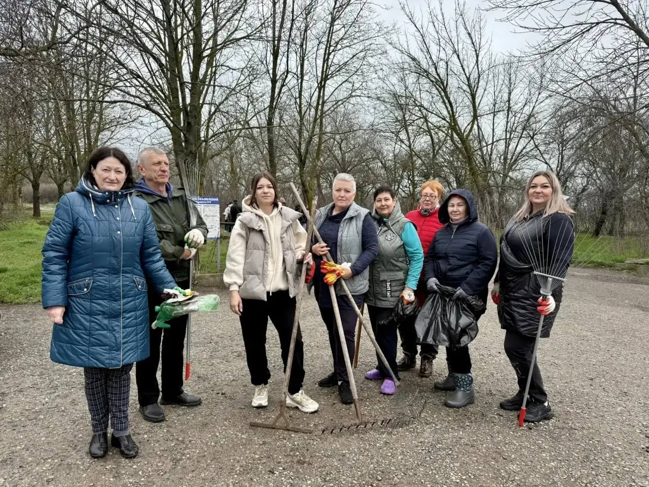 Сегодня сотрудники городской администрации, подведомственных учреждений и организаций, представители общественного самоуправления приняли участие во Всекубанском субботнике и убрали территорию вдоль главного гостевого... Сегодня сотрудники городской администрации, подведомственных учреждений и организаций, представители общественного самоуправления приняли участие во Всекубанском субботнике и убрали территорию вдоль главного гостевого...