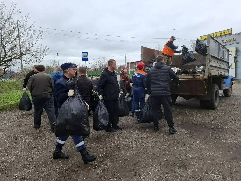 Сегодня сотрудники городской администрации, подведомственных учреждений и организаций, представители общественного самоуправления приняли участие во Всекубанском субботнике и убрали территорию вдоль главного гостевого... Сегодня сотрудники городской администрации, подведомственных учреждений и организаций, представители общественного самоуправления приняли участие во Всекубанском субботнике и убрали территорию вдоль главного гостевого...