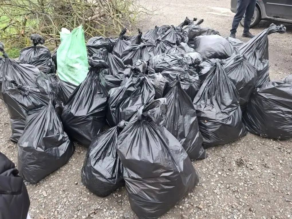 Сегодня сотрудники городской администрации, подведомственных учреждений и организаций, представители общественного самоуправления приняли участие во Всекубанском субботнике и убрали территорию вдоль главного гостевого... Сегодня сотрудники городской администрации, подведомственных учреждений и организаций, представители общественного самоуправления приняли участие во Всекубанском субботнике и убрали территорию вдоль главного гостевого...