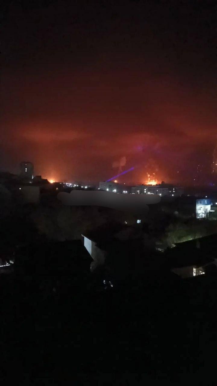 Пожар в Новороссийске после атаки украинских дронов