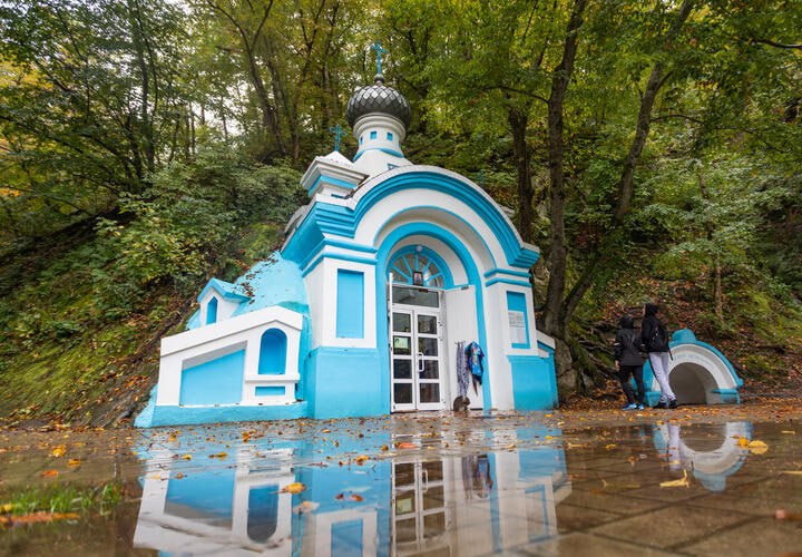 Несчастный случай в Горячем Ключе: девочки сорвались со скалы, пытаясь сделать фото у Иверской часовни