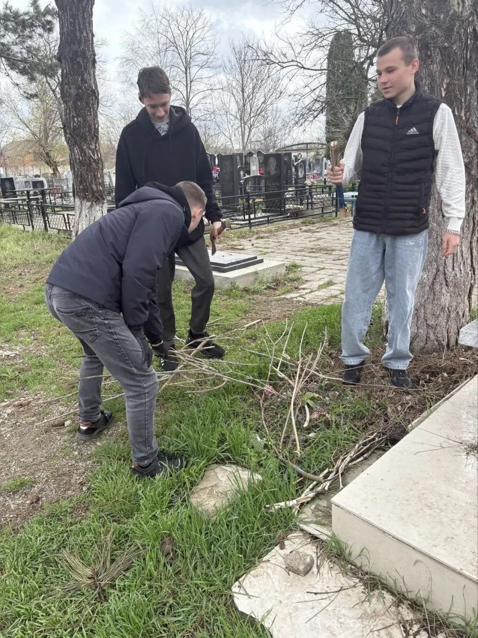 ВОЛОНТЕРЫ ПРОВЕЛИ СУББОТНИК НА ГОРОДСКОМ КЛАДБИЩЕ ВОЛОНТЕРЫ ПРОВЕЛИ СУББОТНИК НА ГОРОДСКОМ КЛАДБИЩЕ