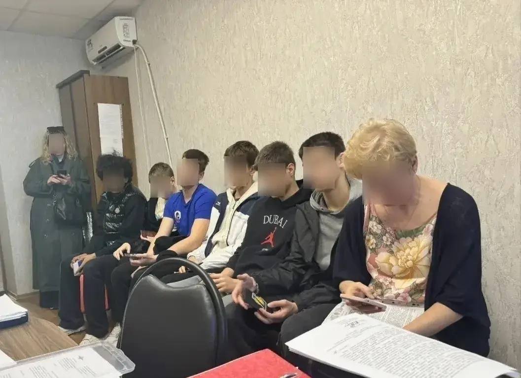 Краснодарские полицейские установили личности молодых людей, находившихся на мемориальном комплексе