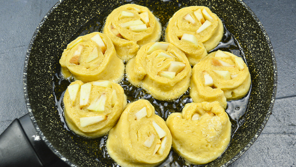 Нежные яблочные оладьи: идеальная выпечка к чаю за 30 минут