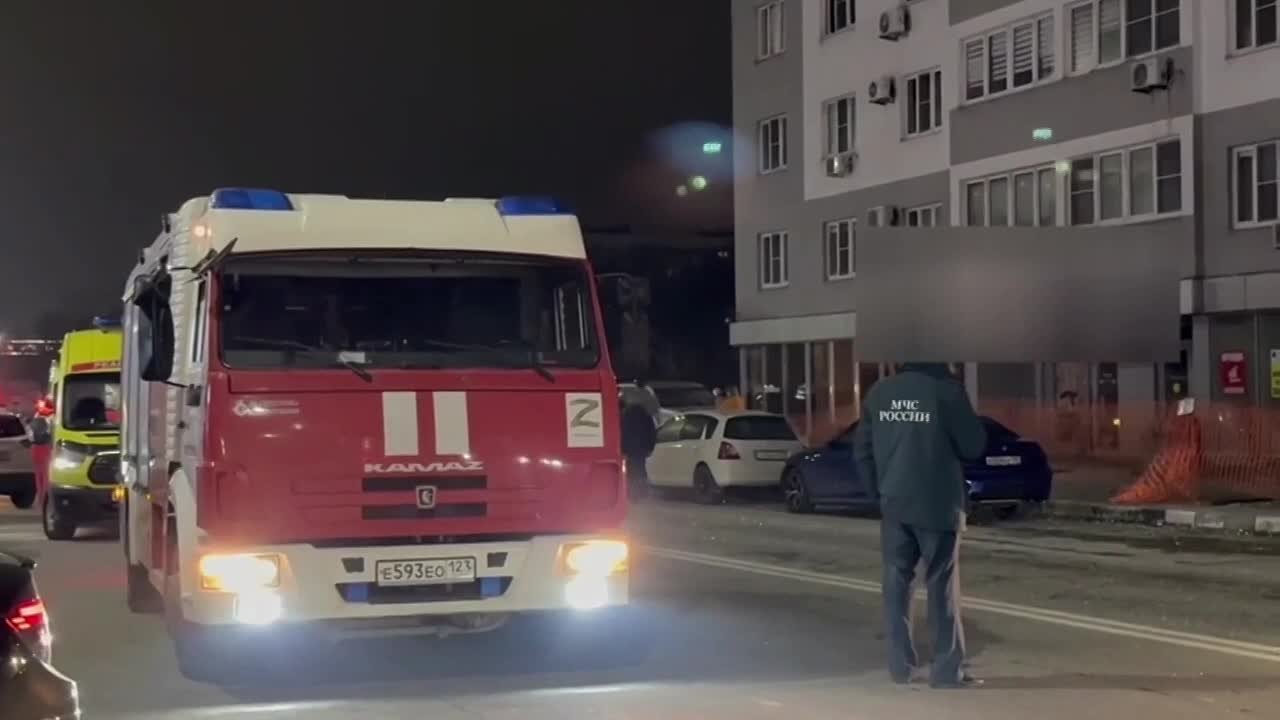 Различные ТГ-каналы публикуют кадры с обстановкой у пострадавшего от беспилотника ВСУ многоэтажного дома в Новороссийске