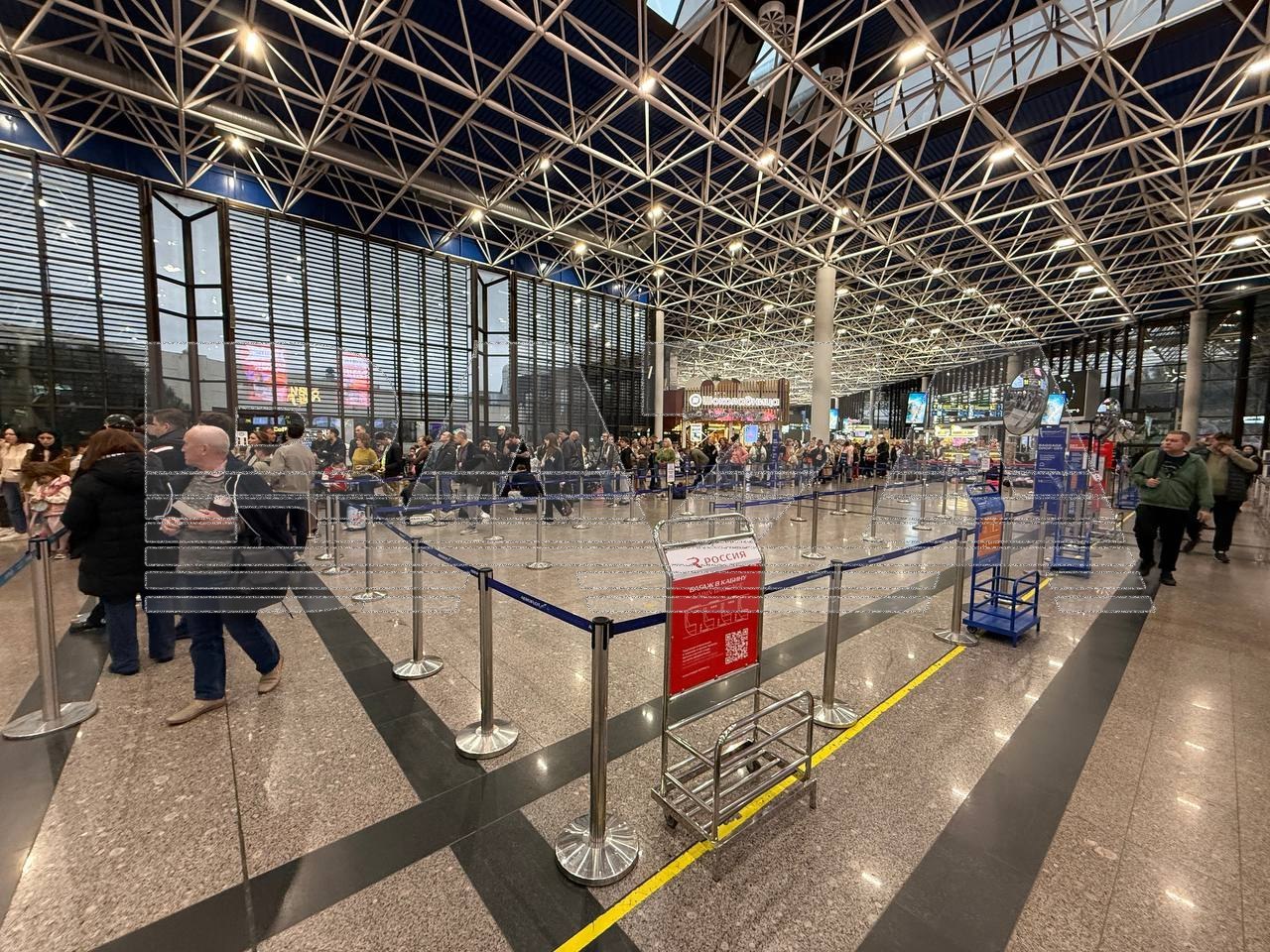 Более сотни рейсов задержаны в аэропорту Сочи из-за атаки украинских беспилотников на Краснодарский край — пассажиры ждут в огромных очередях, спят на полу в зоне вылета, некоторые не выдерживают и возвращаются в гостиницы Более сотни рейсов задержаны в аэропорту Сочи из-за атаки украинских беспилотников на Краснодарский край — пассажиры ждут в огромных очередях, спят на полу в зоне вылета, некоторые не выдерживают и возвращаются в гостиницы