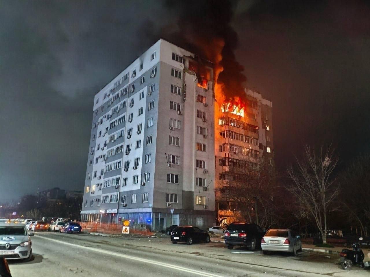 Еще кадры последствий атаки ВСУ на жилой дом в Новороссийске Еще кадры последствий атаки ВСУ на жилой дом в Новороссийске