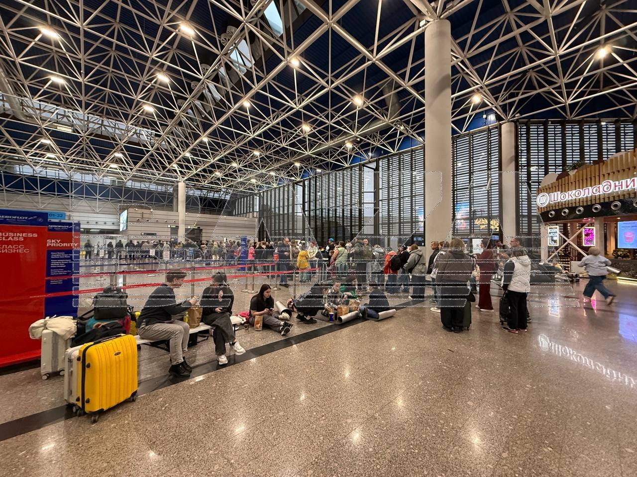Более сотни рейсов задержаны в аэропорту Сочи из-за атаки украинских беспилотников на Краснодарский край — пассажиры ждут в огромных очередях, спят на полу в зоне вылета, некоторые не выдерживают и возвращаются в гостиницы Более сотни рейсов задержаны в аэропорту Сочи из-за атаки украинских беспилотников на Краснодарский край — пассажиры ждут в огромных очередях, спят на полу в зоне вылета, некоторые не выдерживают и возвращаются в гостиницы