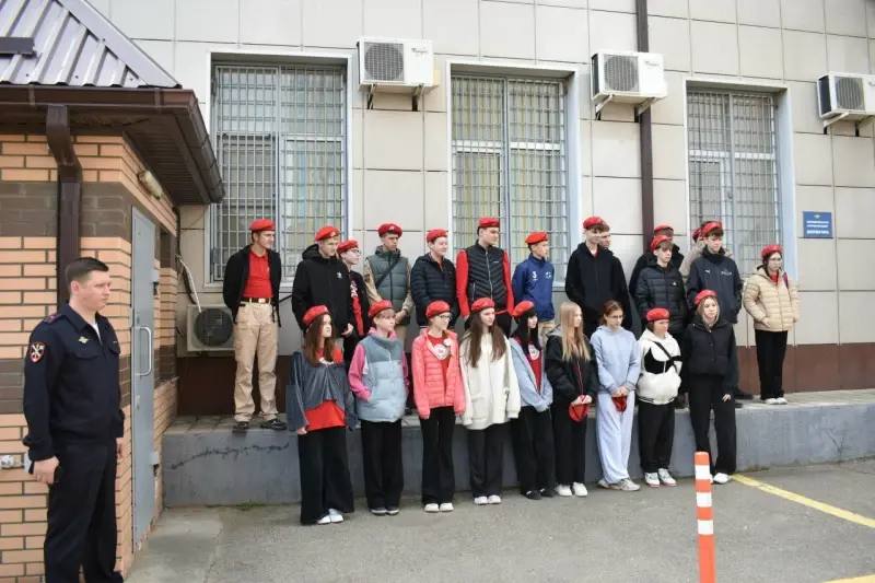 Активисты движения «ЮНАРМИЯ» посетили с ознакомительной экскурсией Управление МВД России по городу Краснодару Активисты движения «ЮНАРМИЯ» посетили с ознакомительной экскурсией Управление МВД России по городу Краснодару