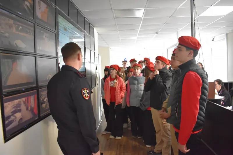 Активисты движения «ЮНАРМИЯ» посетили с ознакомительной экскурсией Управление МВД России по городу Краснодару Активисты движения «ЮНАРМИЯ» посетили с ознакомительной экскурсией Управление МВД России по городу Краснодару