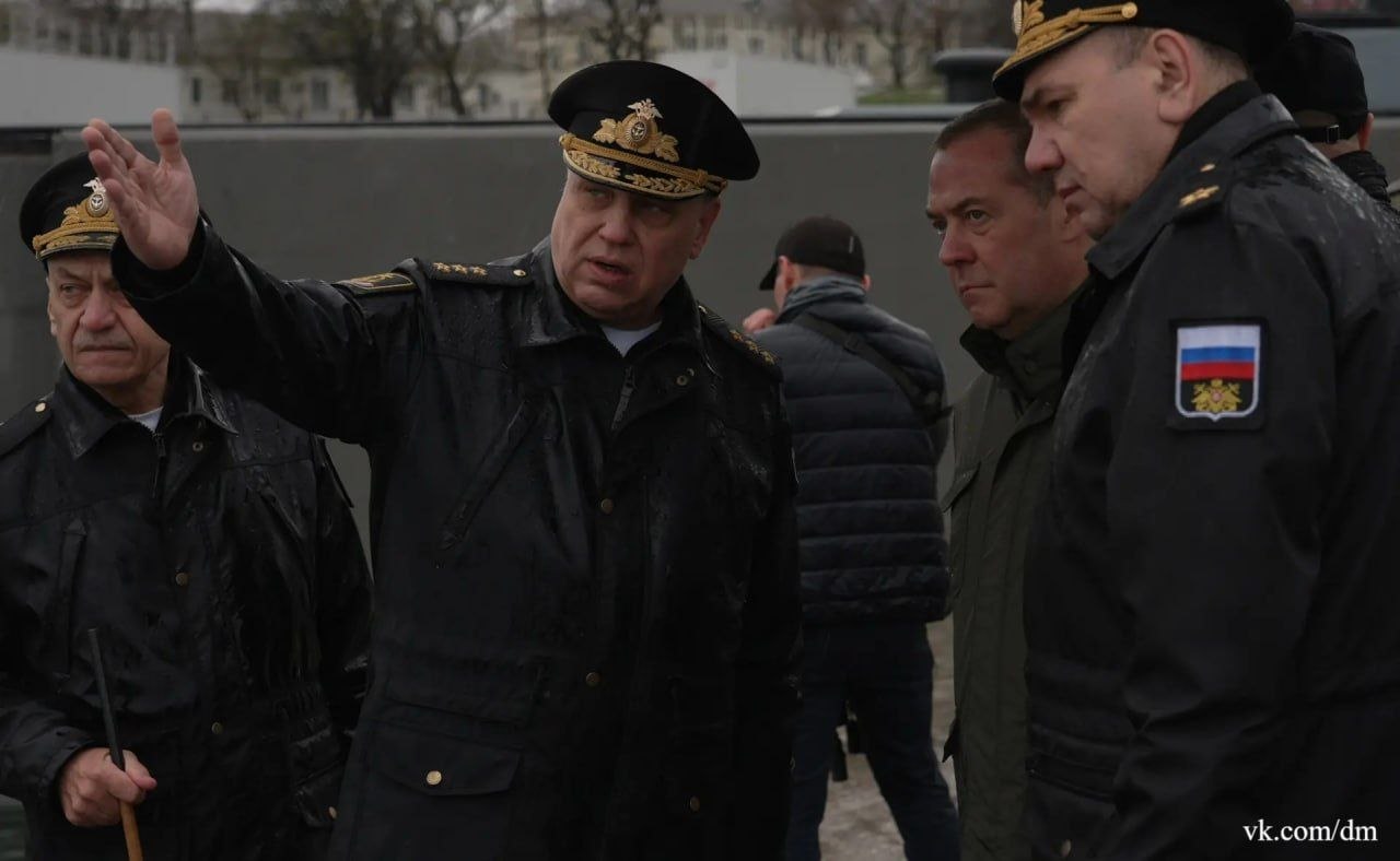 Медведев в Новороссийске. Как сообщается, там обсуждались с командованием ЧФ вопросы укрепления защиты прибрежных объектов и Черноморского флота