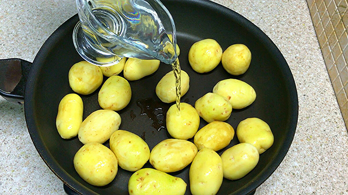Идеальный гарнир: молодая картошка с ароматом чеснока и укропа