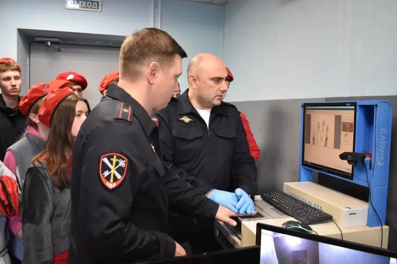 Активисты движения «ЮНАРМИЯ» посетили с ознакомительной экскурсией Управление МВД России по городу Краснодару Активисты движения «ЮНАРМИЯ» посетили с ознакомительной экскурсией Управление МВД России по городу Краснодару