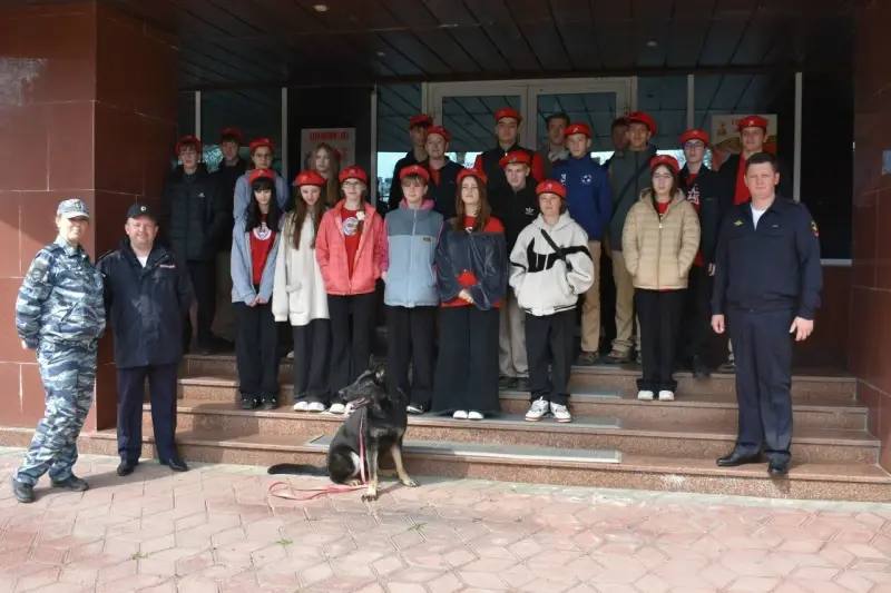 Активисты движения «ЮНАРМИЯ» посетили с ознакомительной экскурсией Управление МВД России по городу Краснодару Активисты движения «ЮНАРМИЯ» посетили с ознакомительной экскурсией Управление МВД России по городу Краснодару