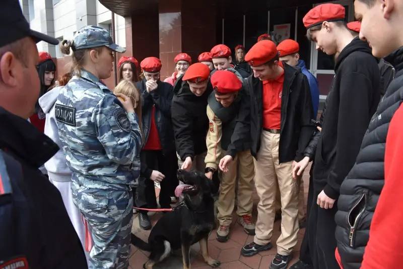 Активисты движения «ЮНАРМИЯ» посетили с ознакомительной экскурсией Управление МВД России по городу Краснодару Активисты движения «ЮНАРМИЯ» посетили с ознакомительной экскурсией Управление МВД России по городу Краснодару