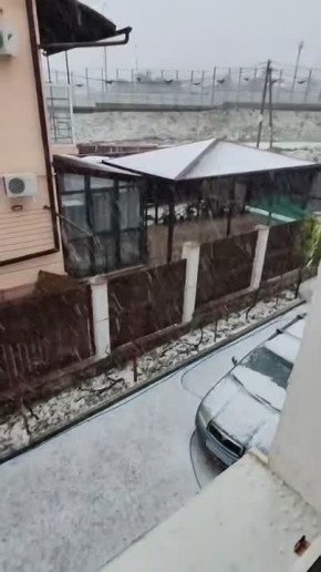 Снегопад особенно завораживает, когда он идет в апреле