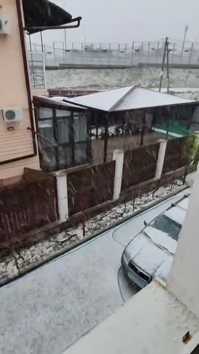 Снегопад особенно завораживает, когда он идет в апреле