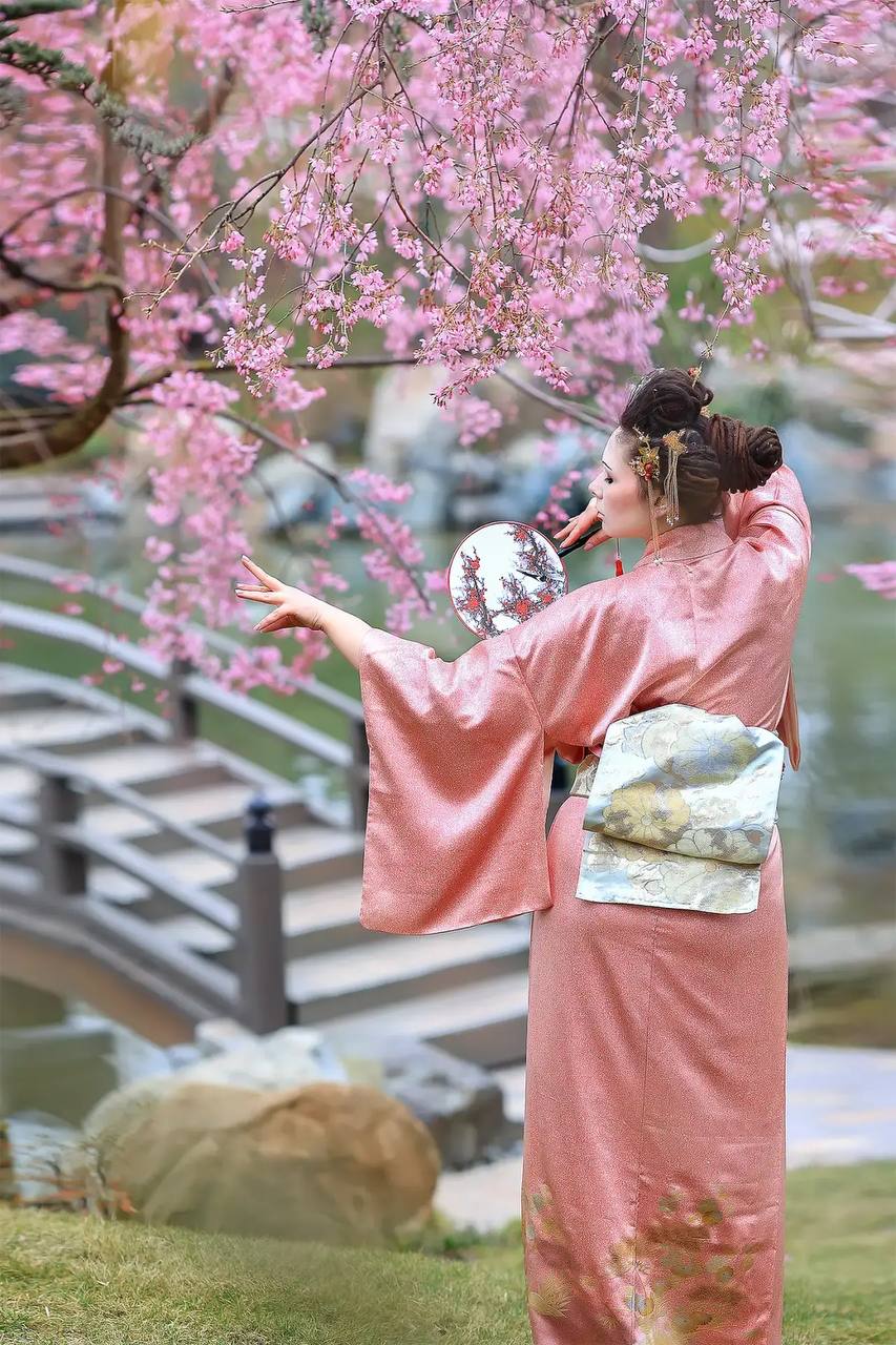 Краснодарки в японских костюмах прогулялись в парке Галицкого Краснодарки в японских костюмах прогулялись в парке Галицкого