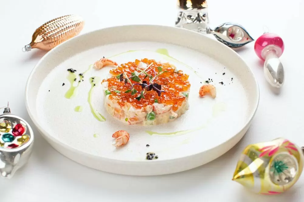 Новый взгляд на классический салат: оригинальное оливье с курицей и креветками