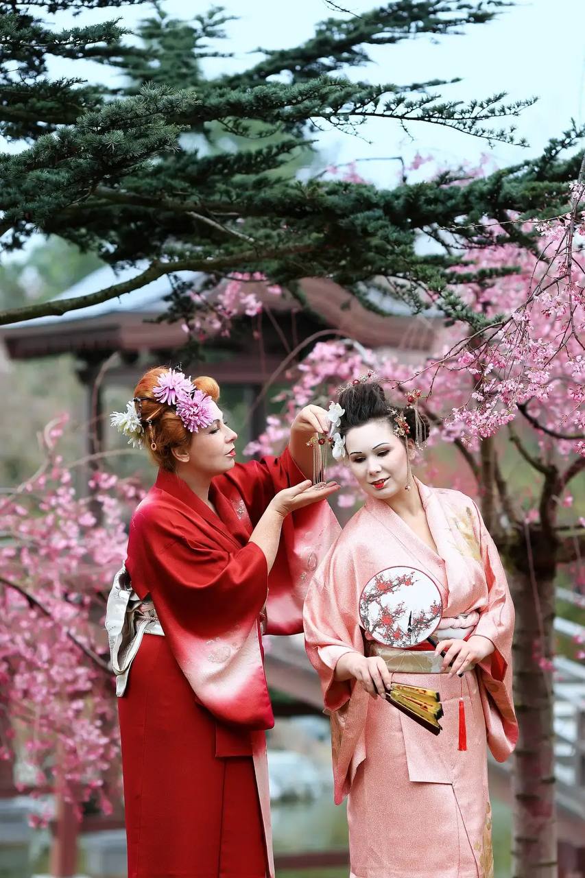 Краснодарки в японских костюмах прогулялись в парке Галицкого Краснодарки в японских костюмах прогулялись в парке Галицкого