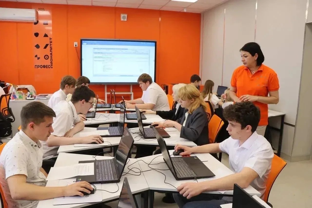 Вице-губернатор Елена Воробьева посетила Кореновский политехнический техникум Вице-губернатор Елена Воробьева посетила Кореновский политехнический техникум