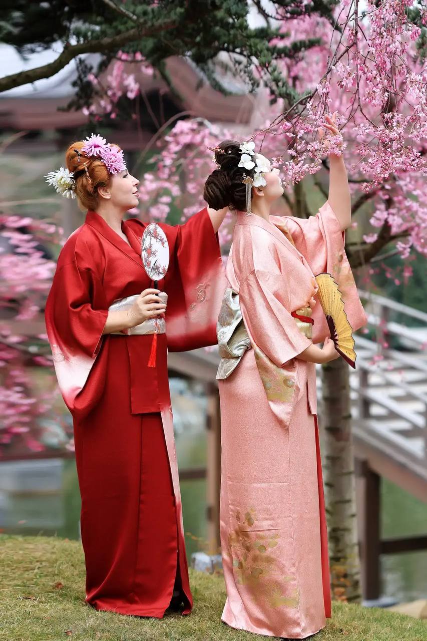 Краснодарки в японских костюмах прогулялись в парке Галицкого Краснодарки в японских костюмах прогулялись в парке Галицкого