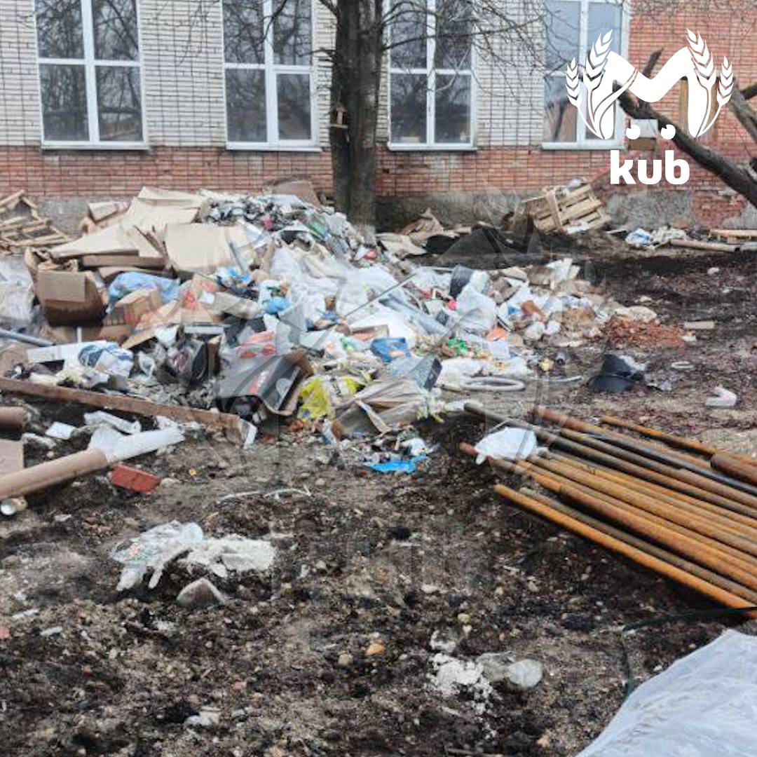 Недоремонт школы за 121 миллион в станице Крыловской, где батареи висят под потолком, принимал замглавы района Недоремонт школы за 121 миллион в станице Крыловской, где батареи висят под потолком, принимал замглавы района