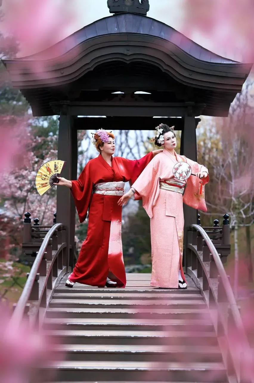 Краснодарки в японских костюмах прогулялись в парке Галицкого Краснодарки в японских костюмах прогулялись в парке Галицкого