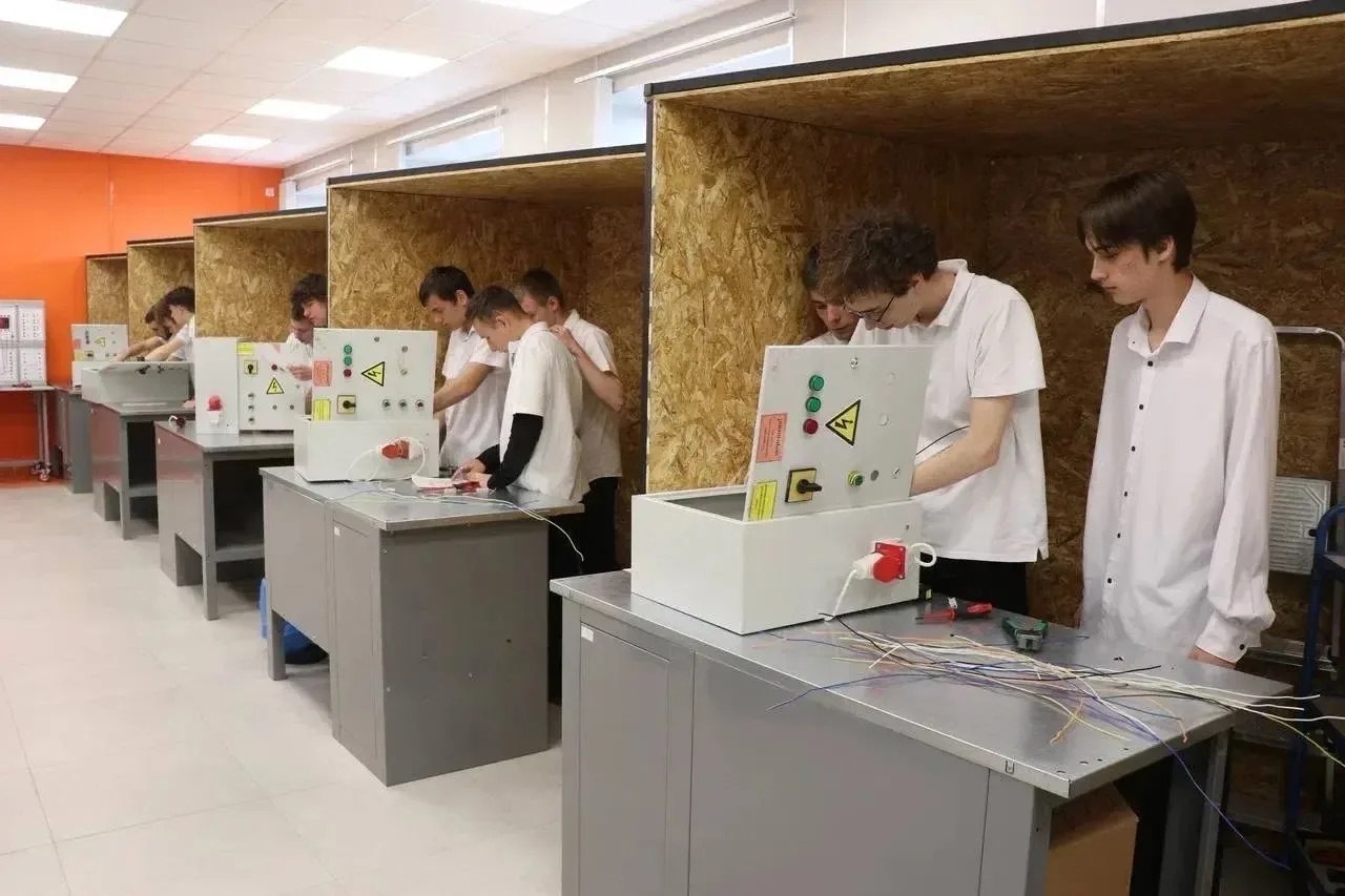 Вице-губернатор Елена Воробьева посетила Кореновский политехнический техникум Вице-губернатор Елена Воробьева посетила Кореновский политехнический техникум