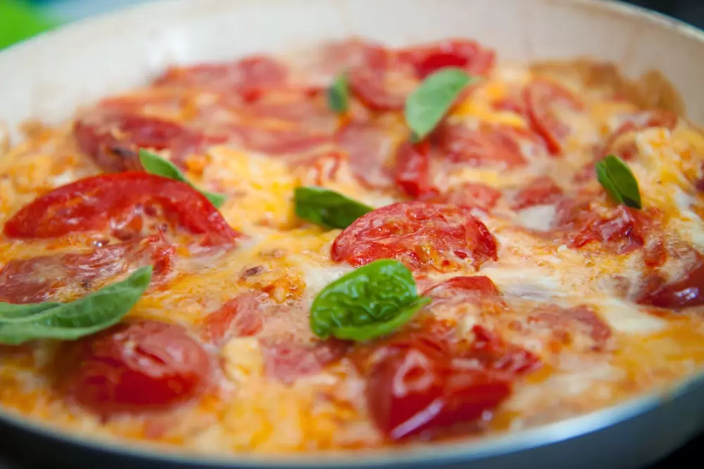 Яичница с томатами и сыром: завтрак за 10 минут, который удивит