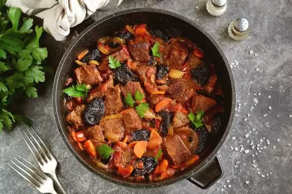 Говядина с черносливом в горшочках: томленная прелесть для гурманов