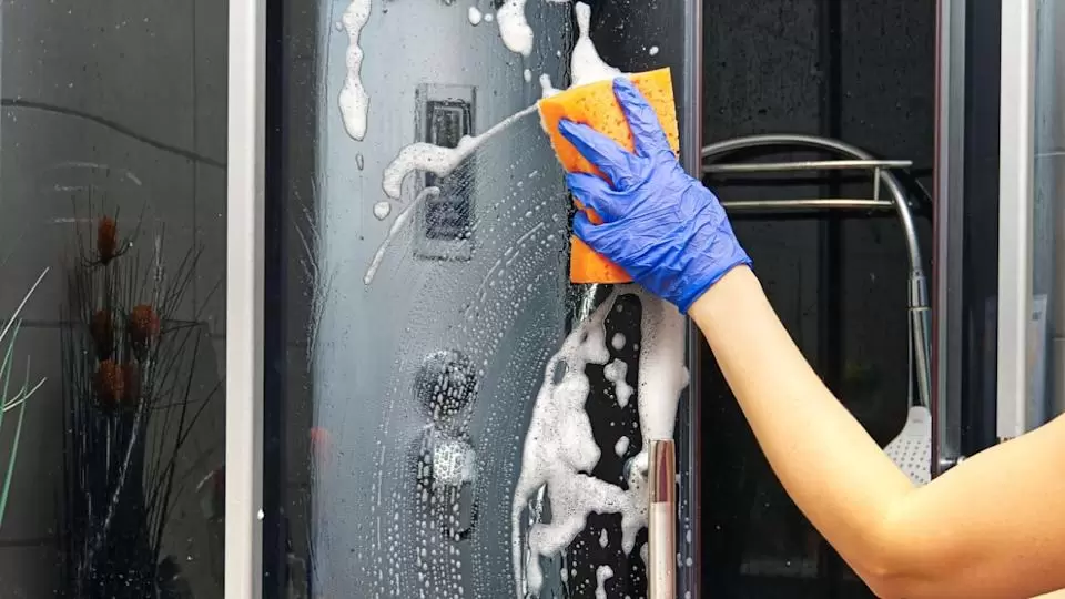 Как вернуть блеск стеклу в душевой: простые советы и полезные приемы