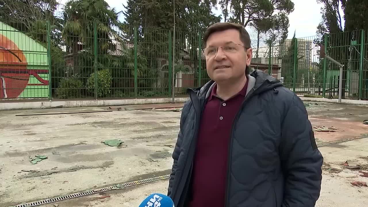 В парке «Ривьера» приступили реконструкции баскетбольной площадки