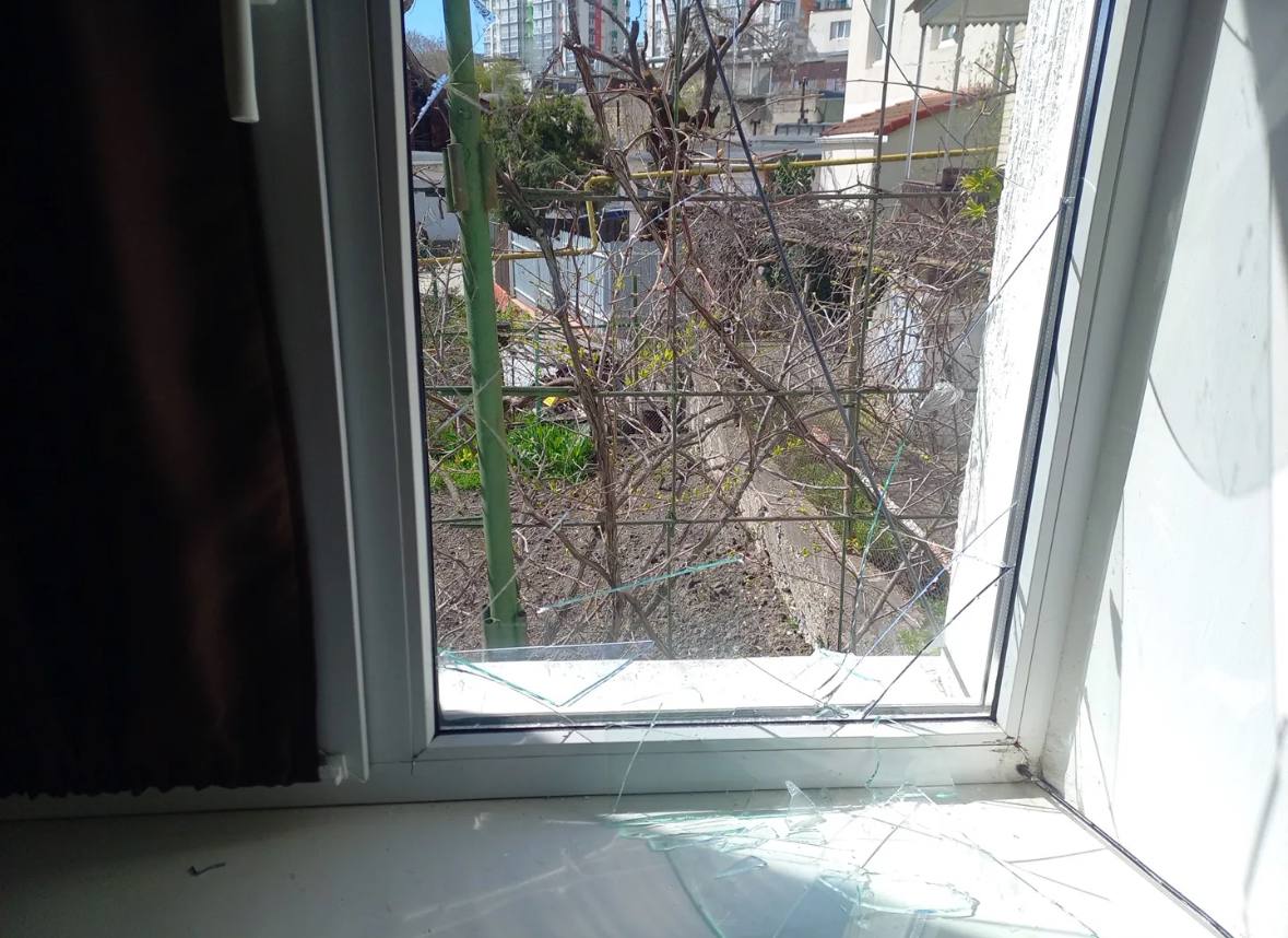 В Новороссийске обломки БПЛА во время ночной атаки повредили два многоквартирных дома и один частный В Новороссийске обломки БПЛА во время ночной атаки повредили два многоквартирных дома и один частный