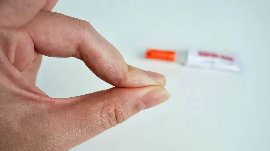 Как избавиться от суперклея на руках: простые и эффективные методы
