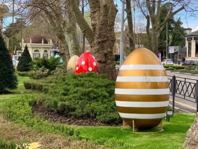 А вот так украсили улицы в Сочи к Православной Пасхе