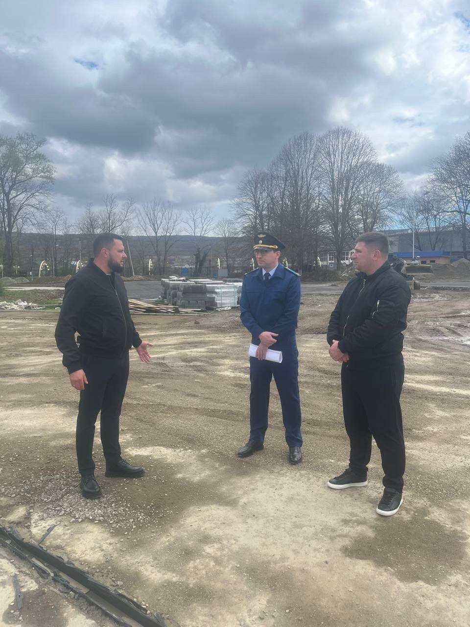 Прокурором Апшеронского района Алексеем Поповым осуществлен выезд на строящиеся социальные объекты