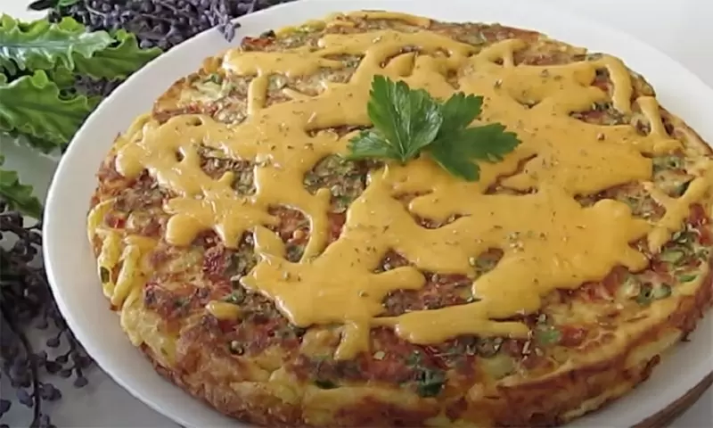 Как картошка превращается в кулинарный шедевр: необычный пирог на сковороде