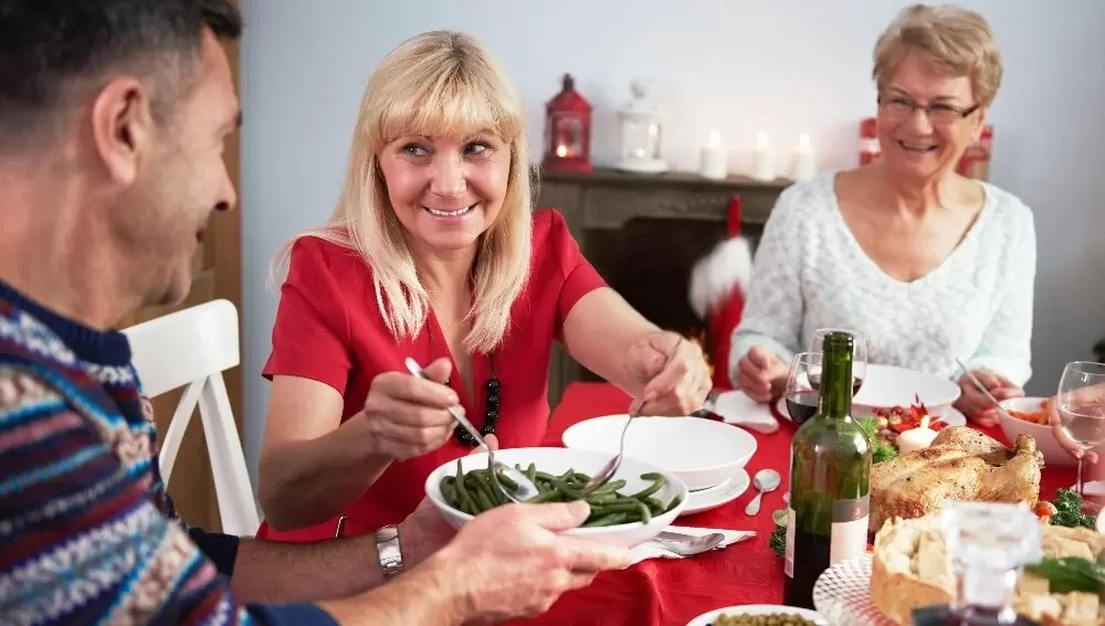 Идеи для новогоднего стола: легкие закуски и горячие блюда для 55+